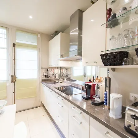 Veeve - Vintage Elegance In The 16th Apartment *